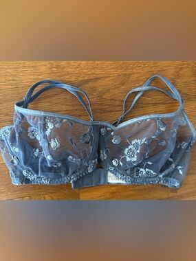 Vintage Y2K Victoria's Secret Dusty Blue Floral Embroidered Underwire Bra